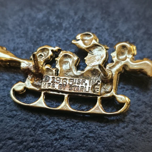 Vintage 1965 Peanuts Santa Sleigh Brooch Starline Gold Tone Enamel Christmas Pin - Picture 3 of 4
